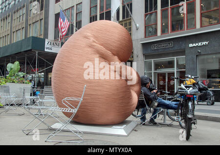 New York, Stati Uniti d'America. Il 31 maggio 2018, USA, New York: sculture dell artista taiwanese Kang Mu-Xiang realizzato dal vecchio ascensore di cavi in un open-air mostra a New York. La mostra intitolata "rinascita' scorre fino al 15 settembre. Foto: Christina Horsten/dpa Credito: dpa picture alliance/Alamy Live News Foto Stock