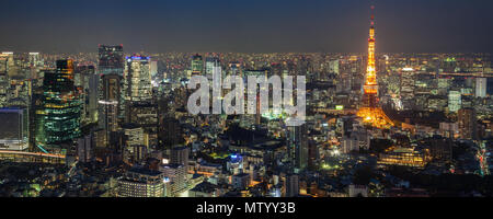 Skyline della città e la Torre di Tokyo visto dal Roppongi Hills, Tokyo, Giappone Foto Stock