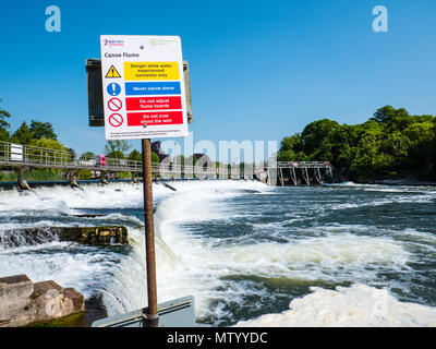 Boulters Weir a Boulters Lock, il fiume Tamigi, Maidenhead, Berkshire, Inghilterra, Regno Unito, GB. Foto Stock