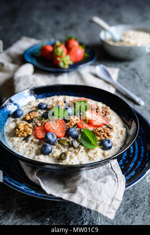 Nutriente Bircher muesli con fragole, mirtilli, chia semi, noci, semi di girasole e semi di zucca Foto Stock