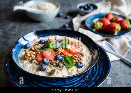 Nutriente Bircher muesli con fragole, mirtilli, chia semi, noci, semi di girasole e semi di zucca Foto Stock