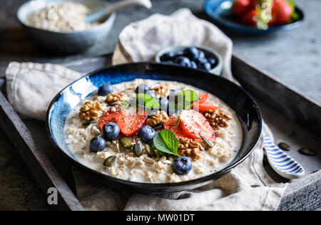 Nutriente Bircher muesli con fragole, mirtilli, chia semi, noci, semi di girasole e semi di zucca Foto Stock