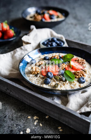 Nutriente Bircher muesli con fragole, mirtilli, chia semi, noci, semi di girasole e semi di zucca Foto Stock