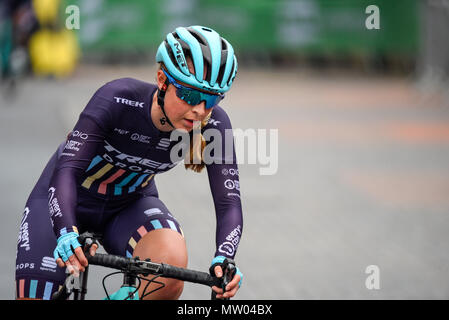 Annie Simpson del team Trek scende racing in elite donna 2018 OVO Energy Tour ciclo serie gara a Wembley, Londra, Regno Unito. Round 7 bike race. Foto Stock