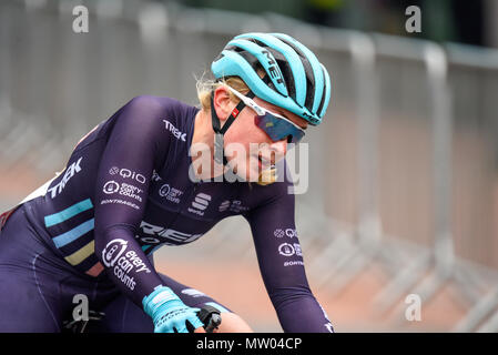 Lucy Shaw del team Trek scende racing in elite donna 2018 OVO Energy Tour ciclo serie gara a Wembley, Londra, Regno Unito. Round 7 bike race. Foto Stock