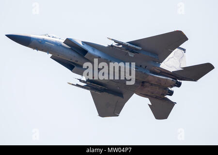 Un F-15C Eagle dal 48th Fighter Wing sorvola la pista di RAF Lakenheath dopo un allenamento sortie. Foto Stock