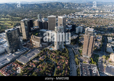 Los Angeles Century City skyline vista aerea con Beverly Hills e Santa Monica montagne sullo sfondo. Foto Stock