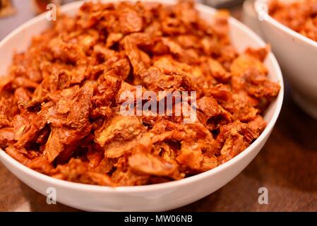 In prossimità di un ampio recipiente riempito con pomodori seccati al sole sul display in USA Foto Stock