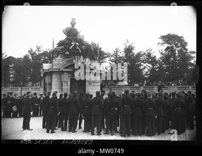 . Français : manifestazione de la Ligue des Patriotes [cioè des polytechniciens devant la statua de Strasburgo] 1 foto. nég. sur verre ; 13 x 18 cm (sup.) . Il 13 luglio 1913. Agence Rol 491 Polytechniciens statua Strasburgo Foto Stock