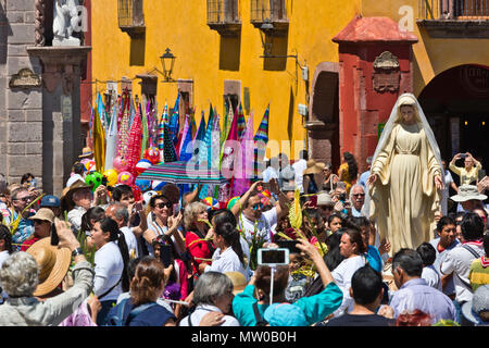 Una statua della Vergine Maria viene portata in processione della Domenica delle Palme dal Parque Juarez al Jardin - San Miguel De Allende, Messico Foto Stock