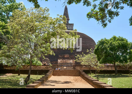 Rankoth Vehera stupa nell'antica città di Polonnaruwa, Sri Lanka Foto Stock