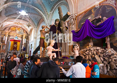 Una statua di Gesù sulla croce all'interno di SAN RAFAEL cappella è preparato per la processione del Venerdì Santo - San Miguel De Allende, Messico Foto Stock