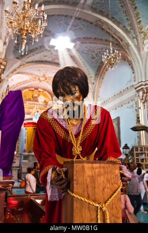 Una statua di Gesù all'interno di SAN RAFAEL cappella è preparato per la processione del Venerdì Santo - San Miguel De Allende, Messico Foto Stock