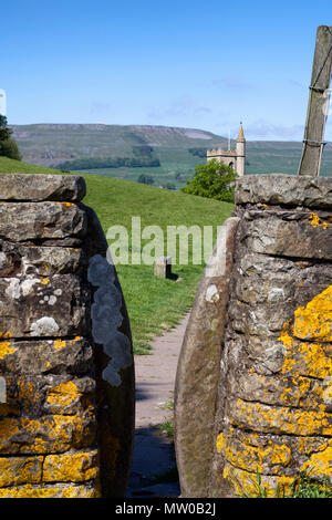 Gap stile sul del The Pennine Way avvicinando Hawes nel Yorkshire Dales National Park Foto Stock