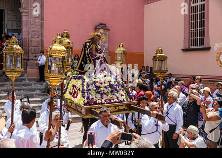 Una statua di Gesù sofferente è portato verso il basso le fasi del SAN RAFAEL cappella durante la processione del Venerdì santo chiamato Santo Encuentro - SAN MIG Foto Stock