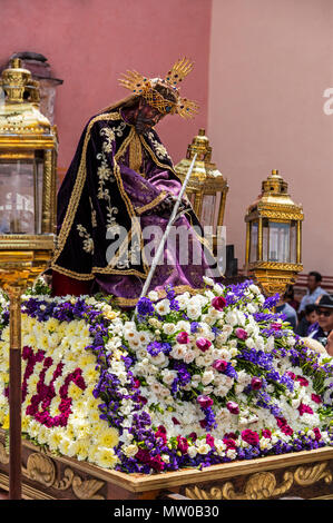 Una statua di Gesù sofferente è portato verso il basso le fasi del SAN RAFAEL cappella durante la processione del Venerdì santo chiamato Santo Encuentro - SAN MIG Foto Stock