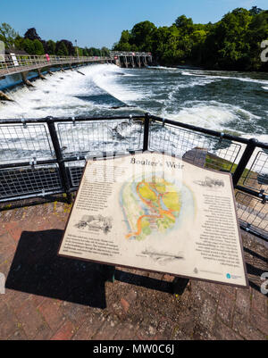 Boulters Weir a Boulters Lock, il fiume Tamigi, Maidenhead, Berkshire, Inghilterra, Regno Unito, GB. Foto Stock