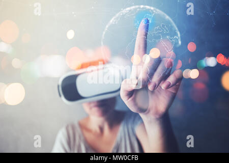 Donna immerso in una realtà virtuale che puntano a Svezia e Scandinavia sulla mappa del mondo, persona di sesso femminile utilizzando moderne VR auricolare per esperienze multimediali 3D c Foto Stock