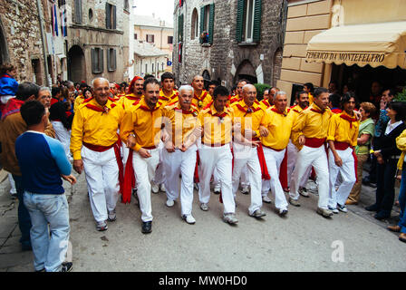 GUBBIO,ITALIA-maggio 15: folla colorata che partecipano alla Festa dei Ceri', un evento tradizionale della città di Gubbio, un ben conservato townon medievale Foto Stock