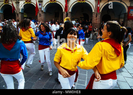 GUBBIO,ITALIA-maggio 15: folla colorata che partecipano alla Festa dei Ceri', un evento tradizionale della città di Gubbio, un ben conservato townon medievale Foto Stock