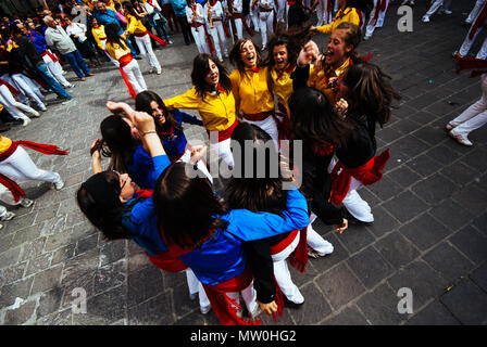 GUBBIO,ITALIA-maggio 15: folla colorata che partecipano alla Festa dei Ceri', un evento tradizionale della città di Gubbio, un ben conservato townon medievale Foto Stock