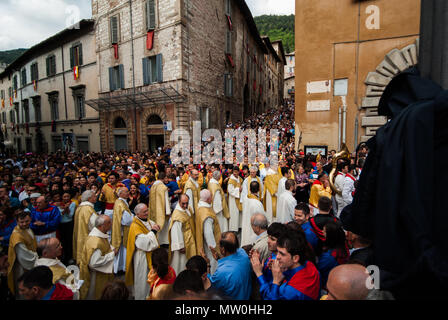 GUBBIO,ITALIA-maggio 15: folla colorata che partecipano alla Festa dei Ceri', un evento tradizionale della città di Gubbio, un ben conservato townon medievale Foto Stock