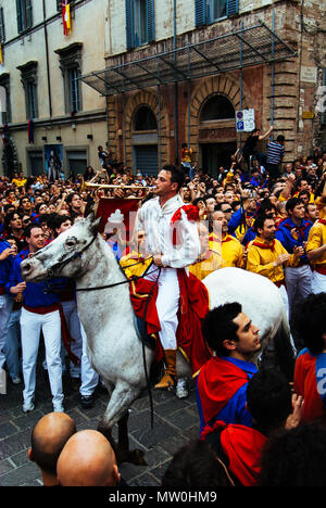 GUBBIO,ITALIA-maggio 15: folla colorata che partecipano alla Festa dei Ceri', un evento tradizionale della città di Gubbio, un ben conservato townon medievale Foto Stock