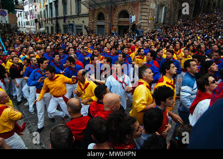 GUBBIO,ITALIA-maggio 15: folla colorata che partecipano alla Festa dei Ceri', un evento tradizionale della città di Gubbio, un ben conservato townon medievale Foto Stock