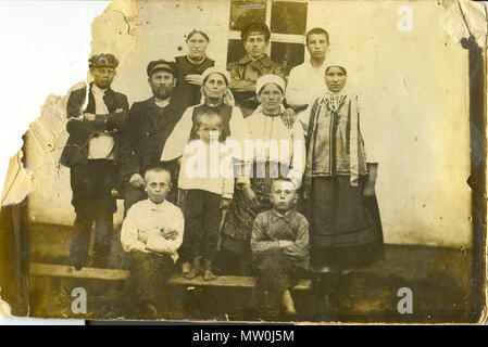 . Inglese: la famiglia dei Cosacchi rossi, cosacchi di lavoro-cristiani di Kyiv Bublyks Rus-Ukraine, popolo libero dalla volontà di Dio e non di alcuni o di altre signore. Ucraina Repubblica Sovietica, villaggio Kapustynci, 1926 anno . 1 ottobre 1926. Fotografo sconosciuto 559 Simja-Bublykiv-Kapustynci-1926 Foto Stock