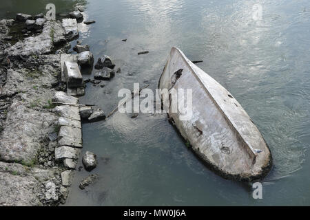 Relitto in barca nel fiume Tevere a Roma, Italia Foto Stock