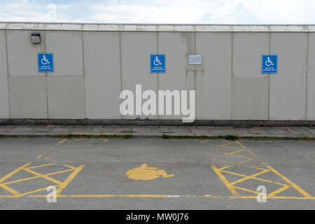 Addolorato vuoto parcheggio disabili spazi e baie in un aeroporto parcheggio auto Foto Stock