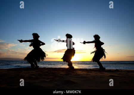 Tre danzatori di hula al tramonto di Wailea, Maui, Hawaii. Foto Stock