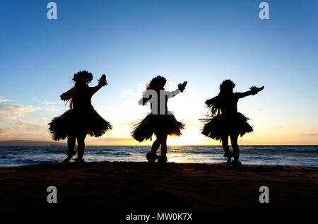 Tre danzatori di hula al tramonto di Wailea, Maui, Hawaii. Foto Stock