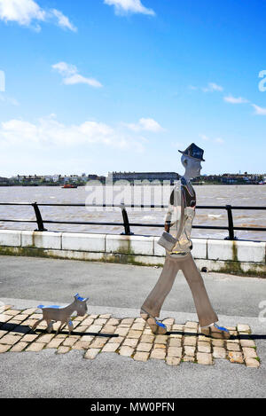 Matchstick uomo e scultura cane sul lungomare a Knott End, basato sui dipinti di LS Lowry Foto Stock