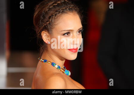 Jessica Alba sul tappeto rosso che arrivano per la 2011 Orange British Academy Film Awards, BAFTA presso la Royal Opera House Covent Garden, England, Regno Unito Foto Stock