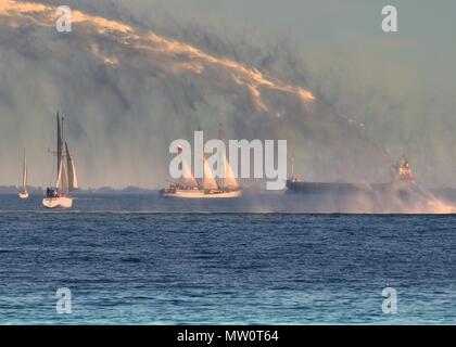 Fumo, fuoco e acqua sul mare Foto Stock