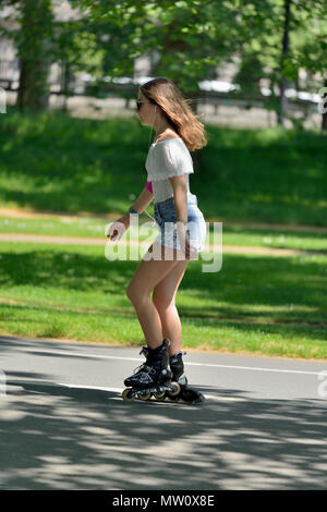 Giovane donna pattinaggio in linea, Hyde Park, London, Regno Unito Foto Stock