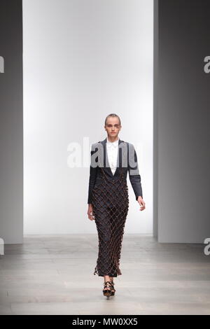 UK Fashion - Danielle Scutt collezione primavera-estate - London Fashion Week 2011 Foto Stock