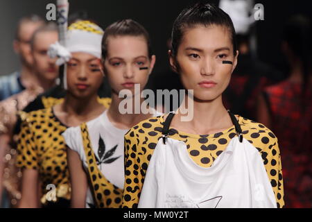 UK Fashion - Danielle Scutt collezione primavera-estate - London Fashion Week 2011 Foto Stock