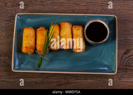 Rotolo di primavera con salsa di cipolla Foto Stock