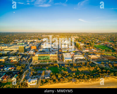 Vista aerea di Frankston sobborgo e Sud Est costruzione acqua al tramonto Foto Stock