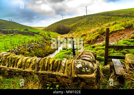 Un stile sul rotolamento passeggiate verdi colline del Derbyshire Foto Stock