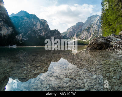 La magnifica vista del Lago di Braies. Lago di Braies con estate la foresta e la montagna riflessa in superficie acqua di lago alpino delle Dolomiti, Italia, Europa. Catturate su Gopro Hero 5 Hero5. Foto Stock