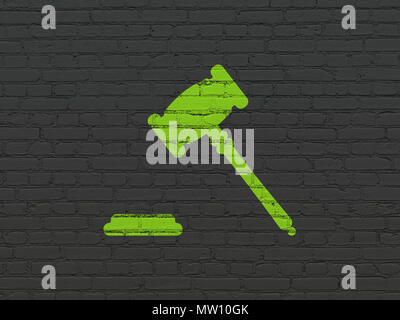 Il concetto di legge: verniciato di verde martello icona nera sul muro di mattoni in background Foto Stock