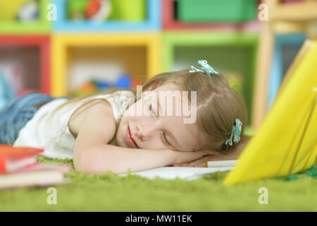 Stanco schoolgirl sleeping Foto Stock