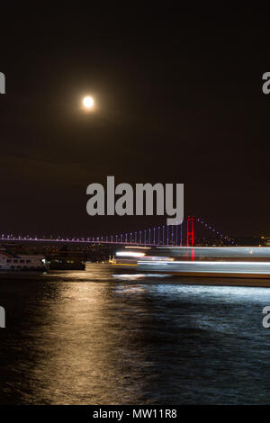 Super sangue Blu Moon oltre lo stretto del Bosforo, città di Istanbul, Turchia Foto Stock