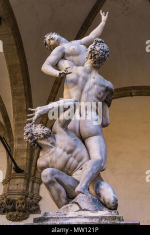 Statua il rapimento di un Sabine Donna del Giambologna da 1583 nella Loggia dei Lanzi a Firenze, Italia Foto Stock