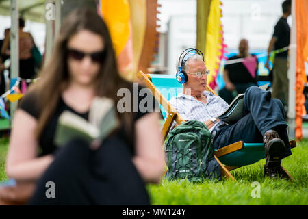 Lunedì 28 maggio 2018 nell'immagine: le persone a rilassarsi sotto il sole presso il Festival di fieno Re: Il 2018 Hay Festival avrà luogo a Hay on Wye, POWYS, GALLES Foto Stock