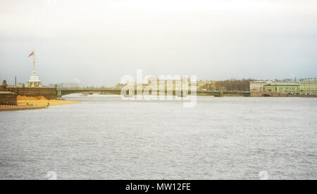Troitsky ponte levatoio lungo il fiume Neva a San Pietroburgo. Foto Stock