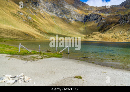 Piccolo lago di montagna con acqua chiara n. persone Foto Stock